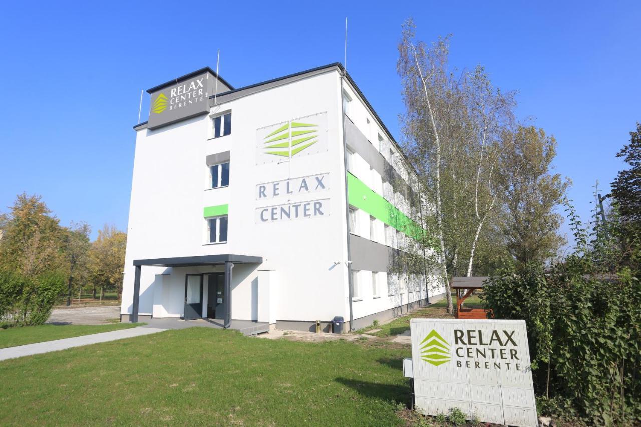 Relax Center Hostel Berente Екстериор снимка